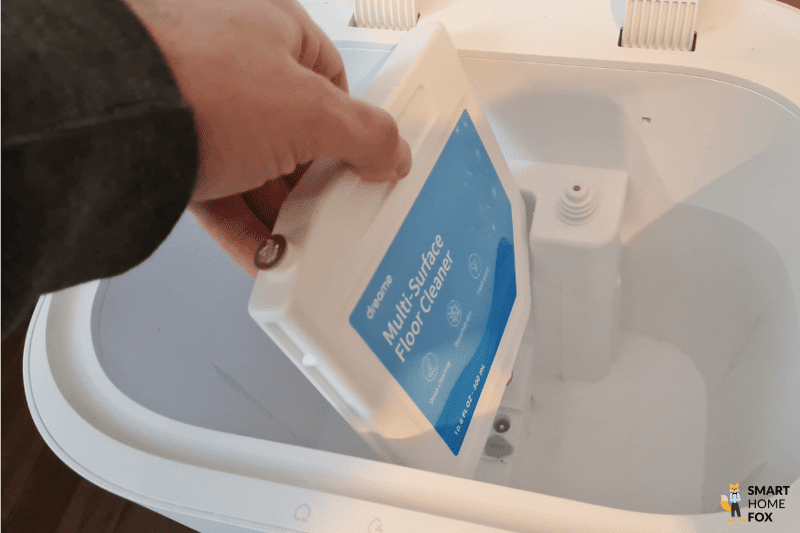 Извлечение моющего средства из базовой станции Dreame L10s Ultra